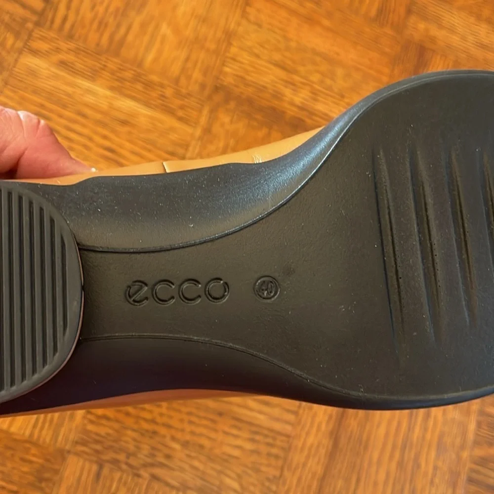 ECCO SCULPTED LEATHER LOAFER SIZE 40